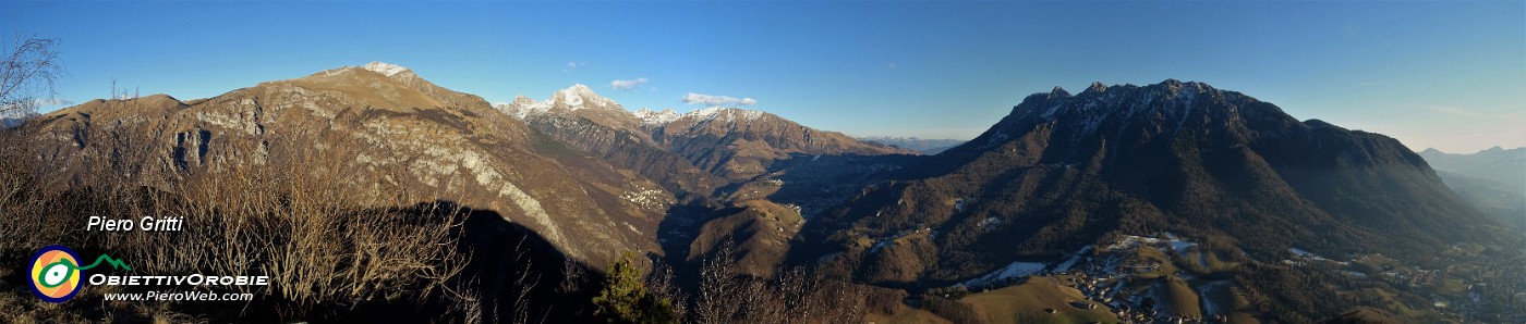 50 Dalla croce del Monte Castello vista sulla conca di Oltre il Colle e le sue cime.jpg